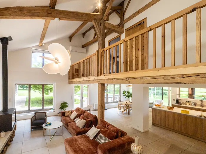 Éclairage d’une maison rénovée à charpente apparente