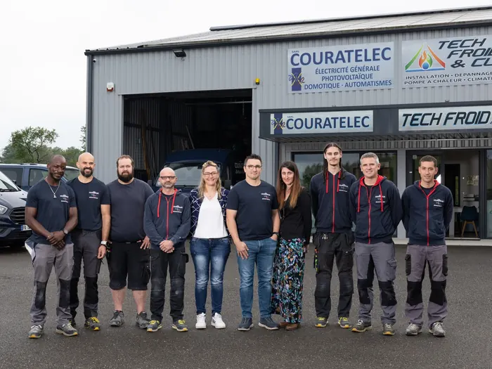 L’équipe Couratelec devant ses locaux de Saint-Avit