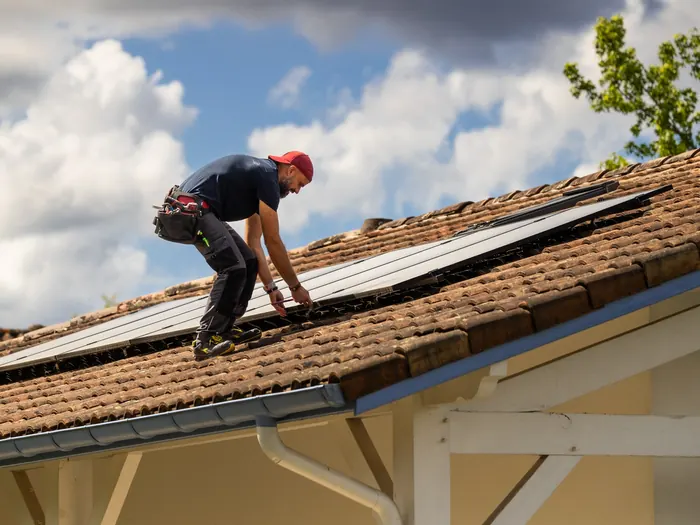 Pose de panneaux photovoltaïques sur une toiture en tuiles