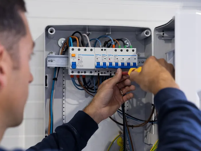 Raccordement d’un tableau électrique par un électricien Couratelec
