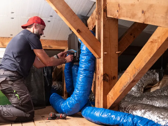 Installation d’une VMC dans les combles